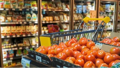 Эксперты назвали уловки супермаркетов, которые заставляют покупать больше