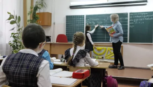 Алтайский край попал в десятку регионов с самыми низкими окладами учителей