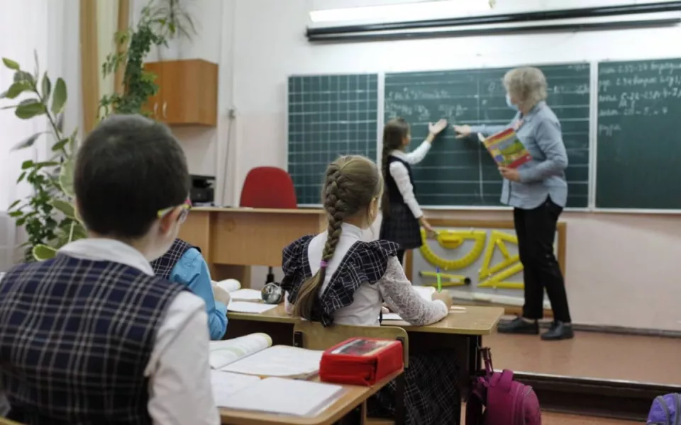 Мишустин направил около 180 млн рублей на выплаты педагогам Алтайского края
