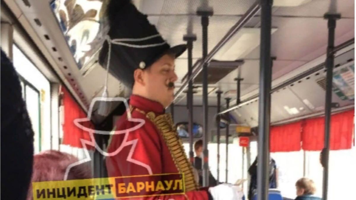 Гусар оплатил проезд женщинам в барнаульском автобусе