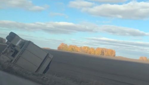 Фура съехала в кювет и перевернулась на бок на алтайской трассе