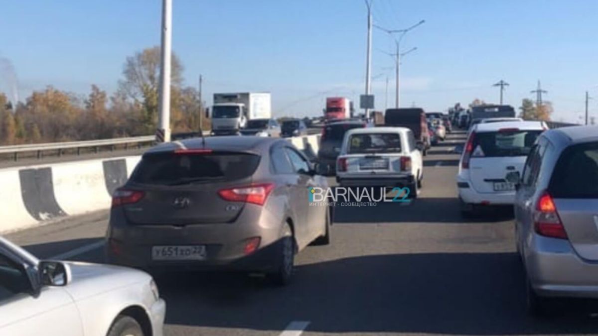 В соцсетях сообщают о гигантской пробке на трассе из Барнаула в сторону Бийска