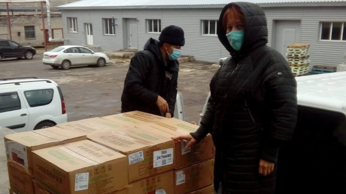Больницы Алтайского края получили 20 тысяч защитных экранов для врачей 