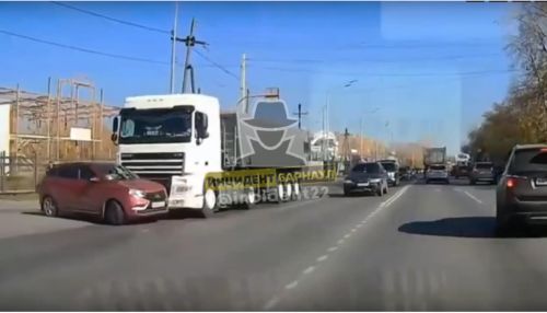 В Барнауле фура несколько метров протащила легковушку