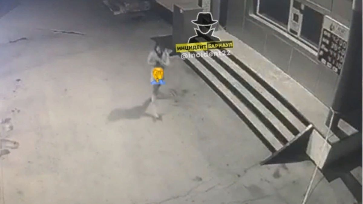 Мужчина голышом выпрыгнул со второго этажа гостиницы в Барнауле