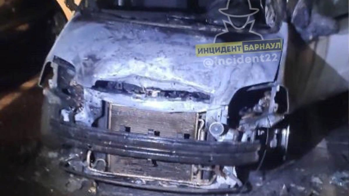 Автомобиль сгорел во дворе многоэтажки в Барнауле 
