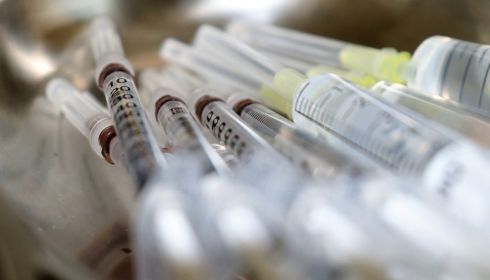Опрос показал, сколько россиян не хотят делать прививку от COVID-19