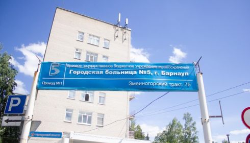 Главный инфекционист признал, что в ковидных госпиталях Алтая лежат в коридорах