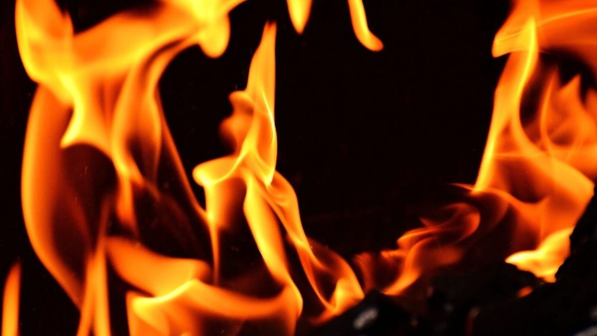 Три человека погибли во время пожара в частном доме на Алтае