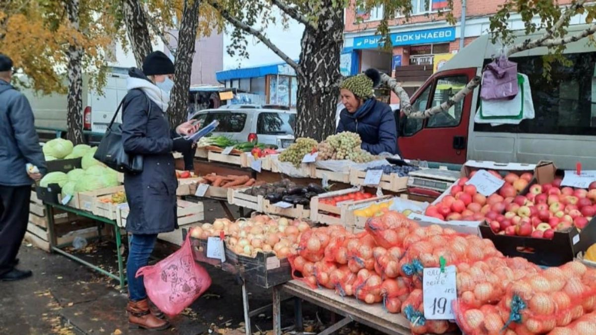 Восемь человек оштрафовали за уличную торговлю в районе "Докучаево"