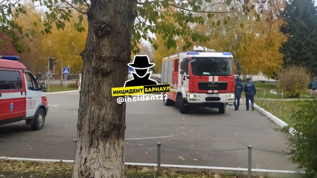 Массовая эвакуация: лампу замкнуло в Алтайском государственном колледже