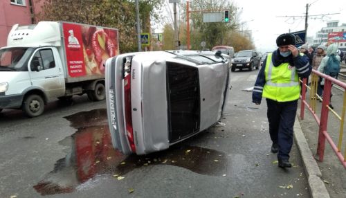 По тормозам: в Барнауле произошло ДТП с переворотом, есть пострадавшие