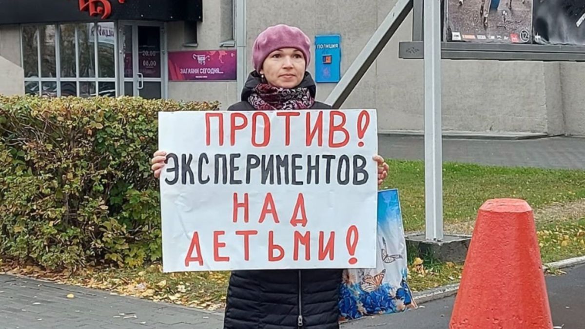 В Барнауле родители во второй раз вышли на пикет против дистанта 