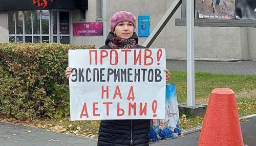 В Барнауле родители во второй раз вышли на пикет против дистанта