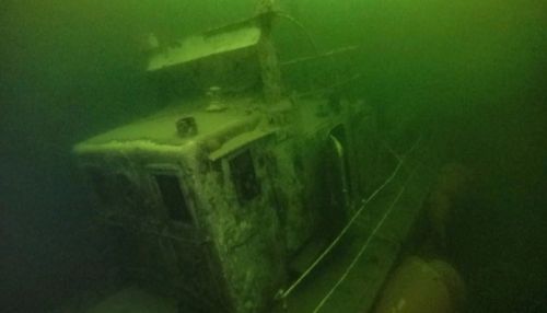 Затонувший в 90-х теплоход подняли со дна Телецкого озера