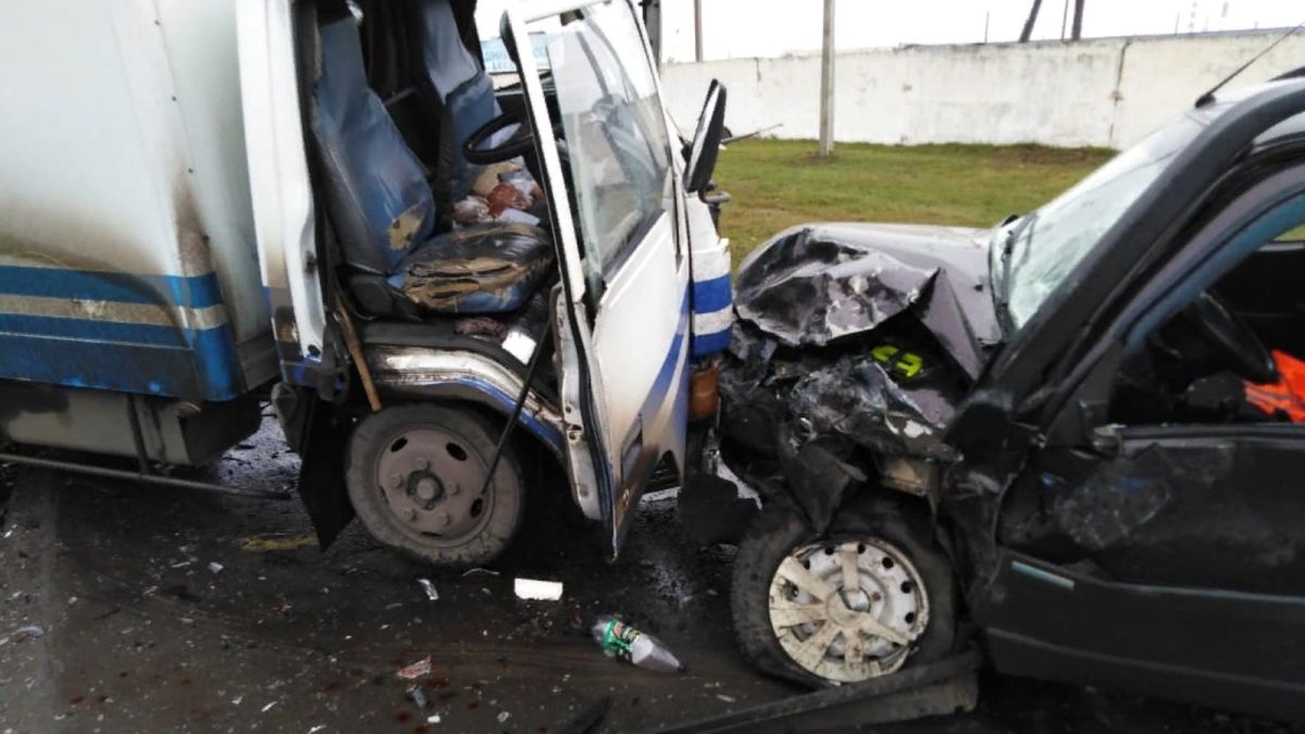 Два водителя пострадали в результате лобового столкновения в Барнауле