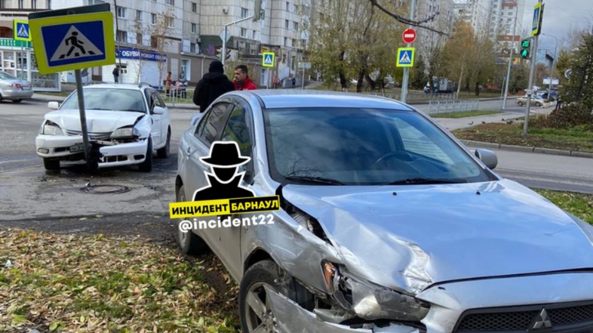 В Барнауле автомобиль после ДТП сбил знак пешеходного перехода