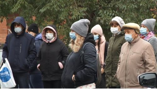 Не пробиться к врачу: пациенты барнаульских поликлиник часами стоят в очередях