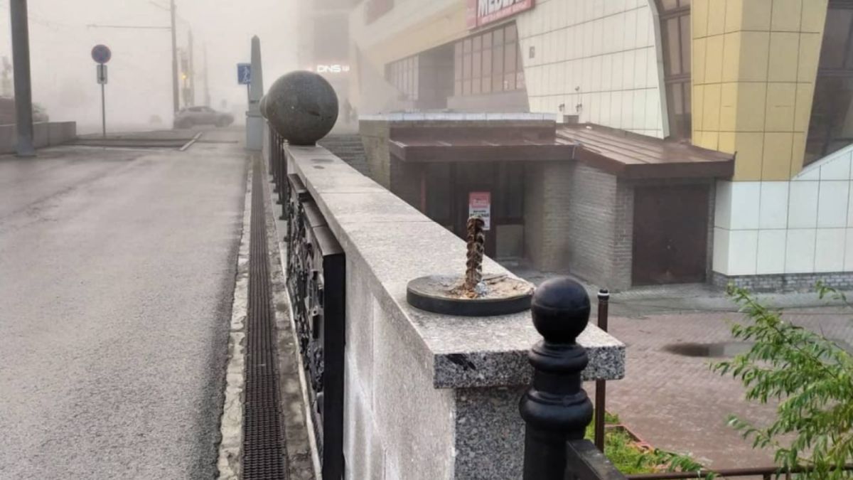 Вандалы сбросили огромный гранитный шар с моста в Барнауле