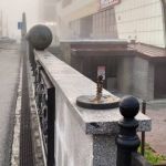Вандалы сбросили огромный гранитный шар с моста в Барнауле
