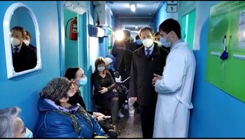 Очередей нет? Виктор Томенко посетил поликлиники Барнаула после жалоб горожан