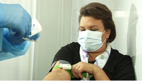 В Барнауле поставили вторую часть вакцины от COVID