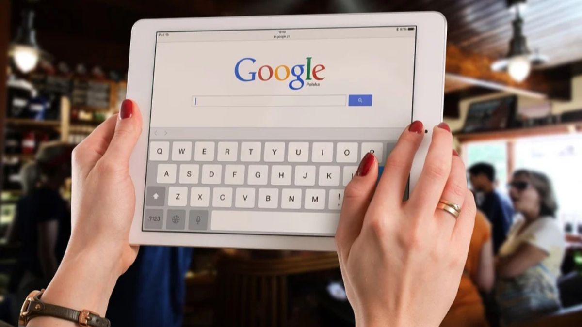 Голосовой помощник Google научился угадывать песню по свисту