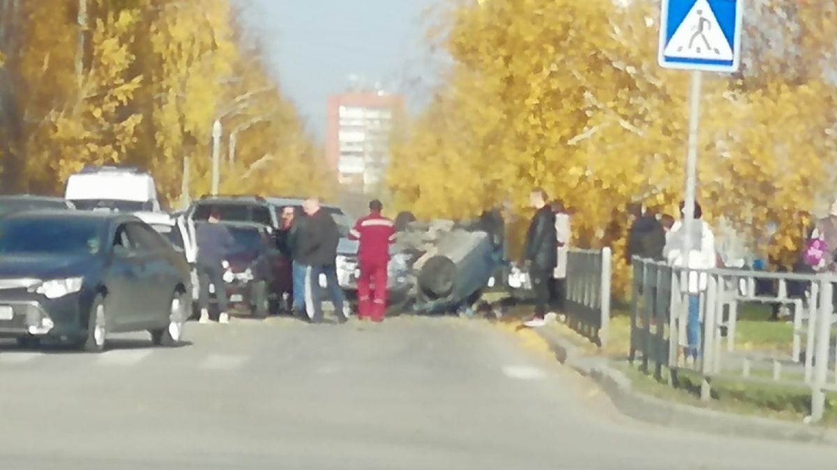 Автомобиль перевернулся на крышу в Барнауле в результате ДТП