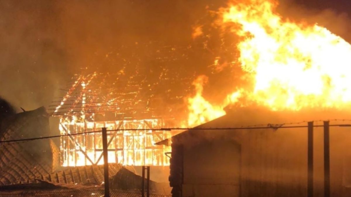 Жилой дом дотла сгорел минувшей ночью под Барнаулом