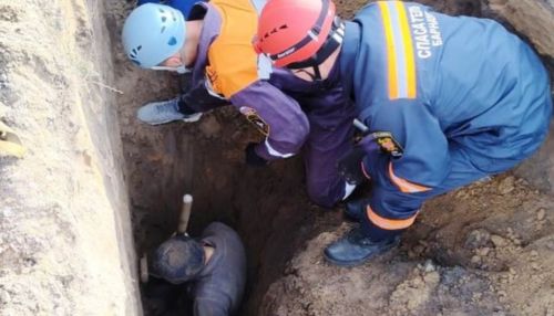 Двух работников спасли из-под завалов грунта в Барнауле