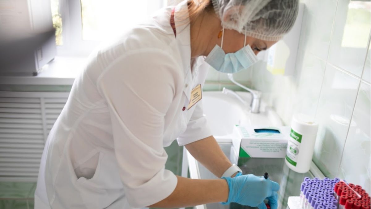 Две частные клиники Барнаула начали делать бесплатные тесты на коронавирус