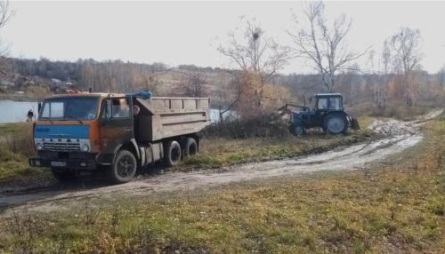 Общественники вывезли два КамАЗа с мусором с озера под Барнаулом