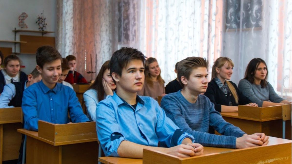 Около 65 школьников и 67 учителей болеют ковидом в Алтайском крае