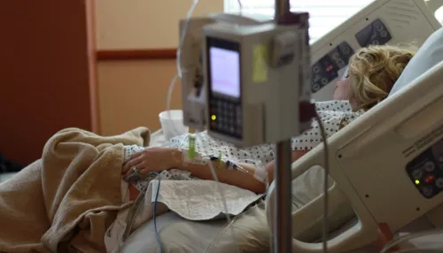 Впавшую в кому на Бали медсестру ковидного госпиталя доставили в Новосибирск