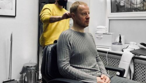 Губернатор Томенко подстригся в модном барбершопе, но бороду оставил