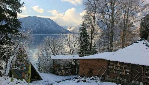 Словно в зимней сказке: на Телецком озере снова выпал снег