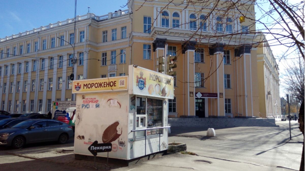 Продавца мороженого в центре Барнаула "закоптили" курящие студенты