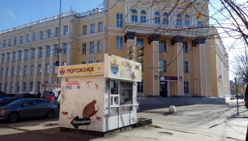 Продавца мороженого в центре Барнаула закоптили курящие студенты