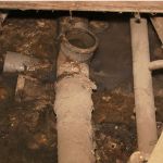 Фекальные реки: квартиры в барнаульском доме три месяца утопают в канализации