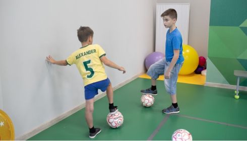 Мы сразу сюда: в Барнауле открылась футбольная секция для детей с ДЦП