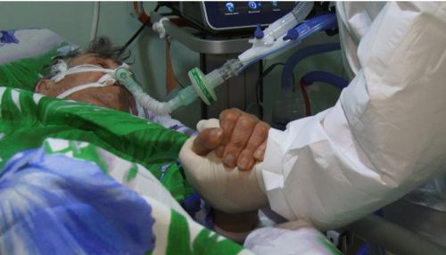 Что происходит в красной зоне Алейска: работа на износ и лечение вокалом