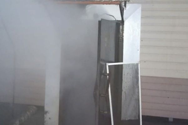 Спасатели вывели девять человек из горящего дома в Алейске