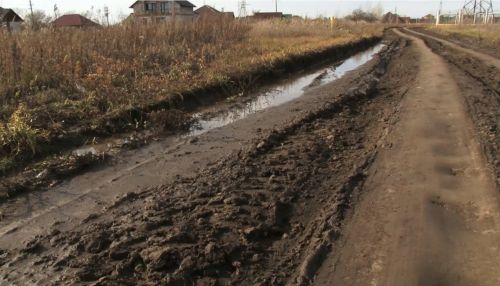 Жители села Санниково не могут отвезти детей в школу из-за плохой дороги