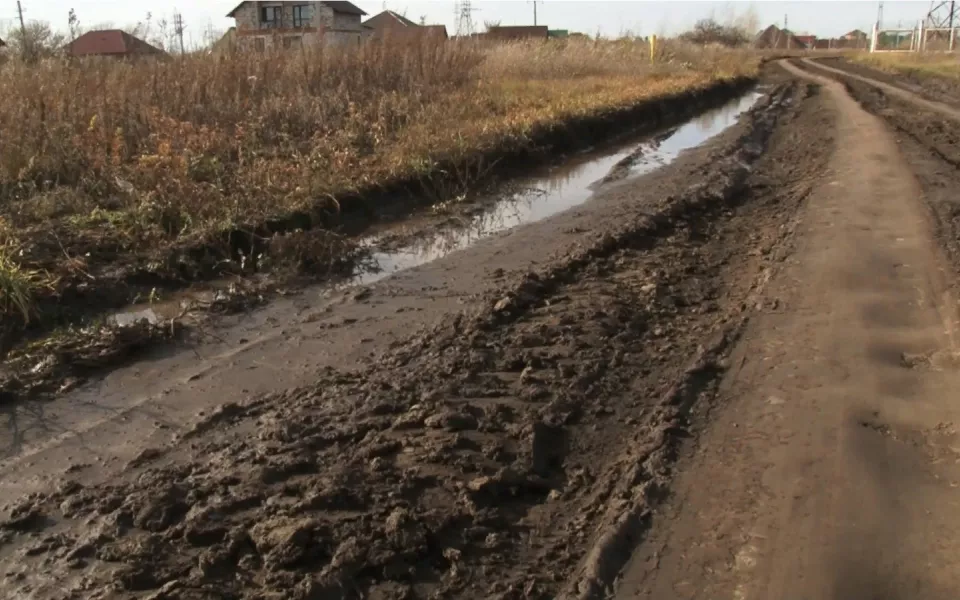 Машины переворачиваются: в Алтайском крае раскисла важная дорога