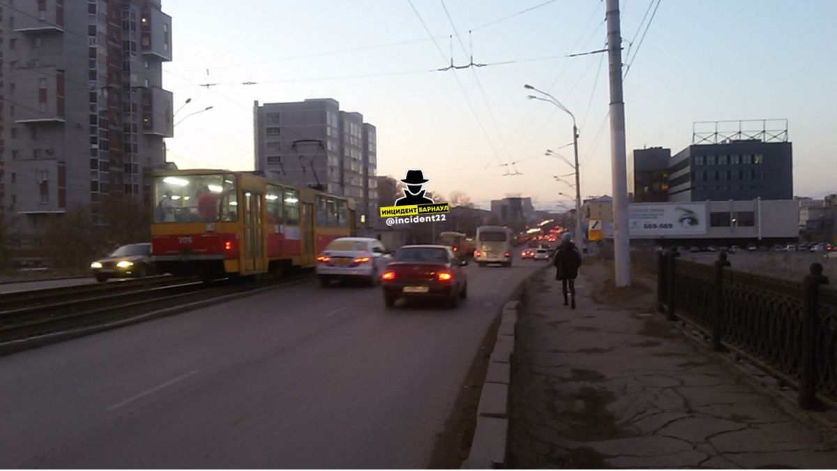 В Барнауле встали трамваи из-за отказа пассажирки надеть маску