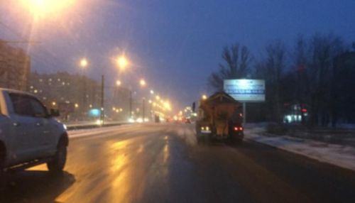 После снегопада на улицы Барнаула вывели зимнюю технику