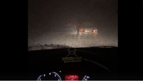 Автомобили попали в сильную метель на трассе Барнаул - Новосибирск