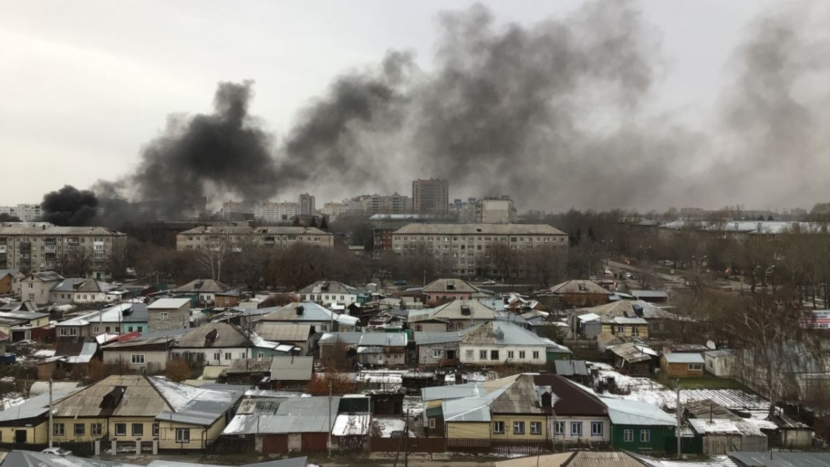 Жар до дороги: жилой дом загорелся в частном секторе Барнаула