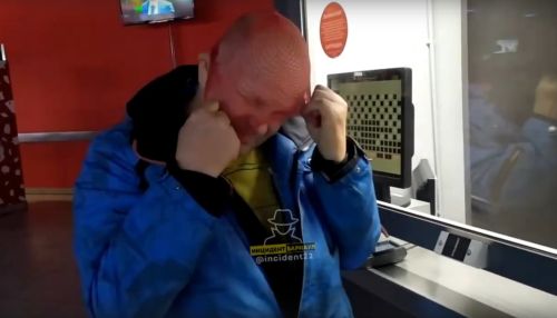 Барнаульца с овощной сеткой на лице отказались пускать в кино