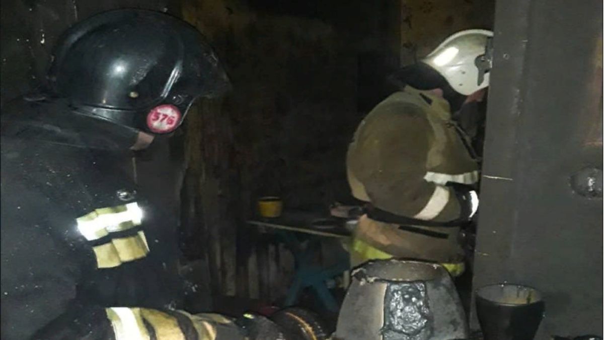 Трех человек вывели из горящего здания в славгородском поселке